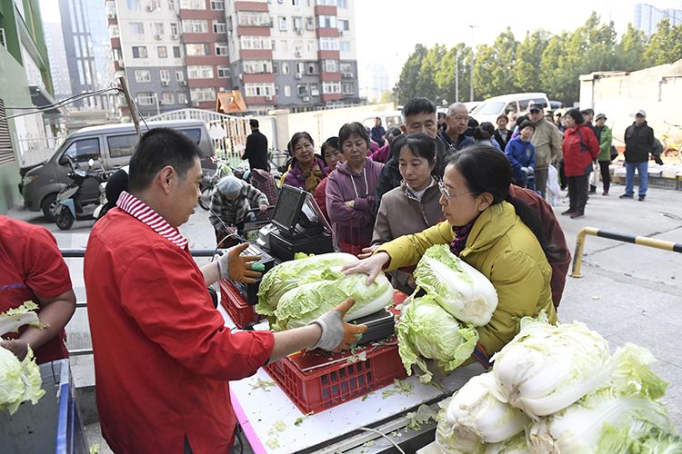 冬储菜上市开售市民排队购买