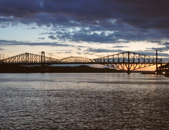 哪里的大桥断裂了 79a69289f0bd4c18bd3733169fb1381e.jpeg