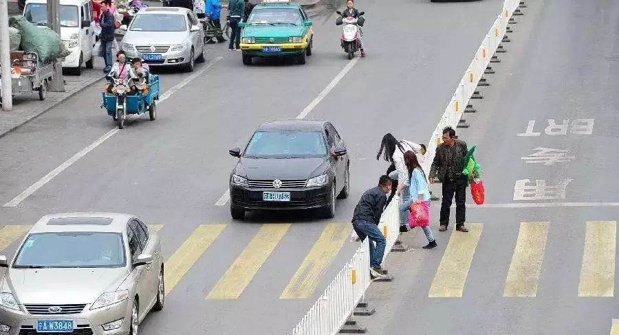 车车分道而设置的,但有些人为图省事,不是通过天桥,人行横道,地下通道