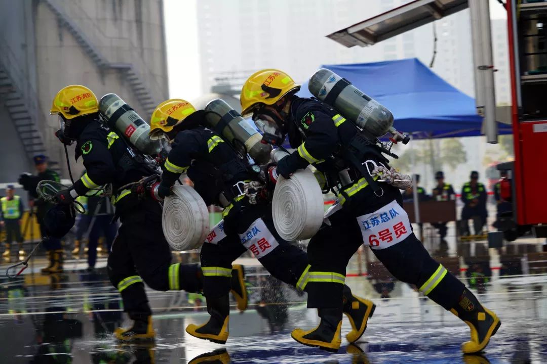 给力江苏消防勇夺首届火焰蓝比武探花无锡消防的这两位同志功不可没