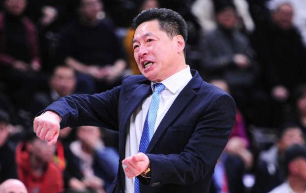 主教练排名_辽宁主教练杨鸣西装照(2)