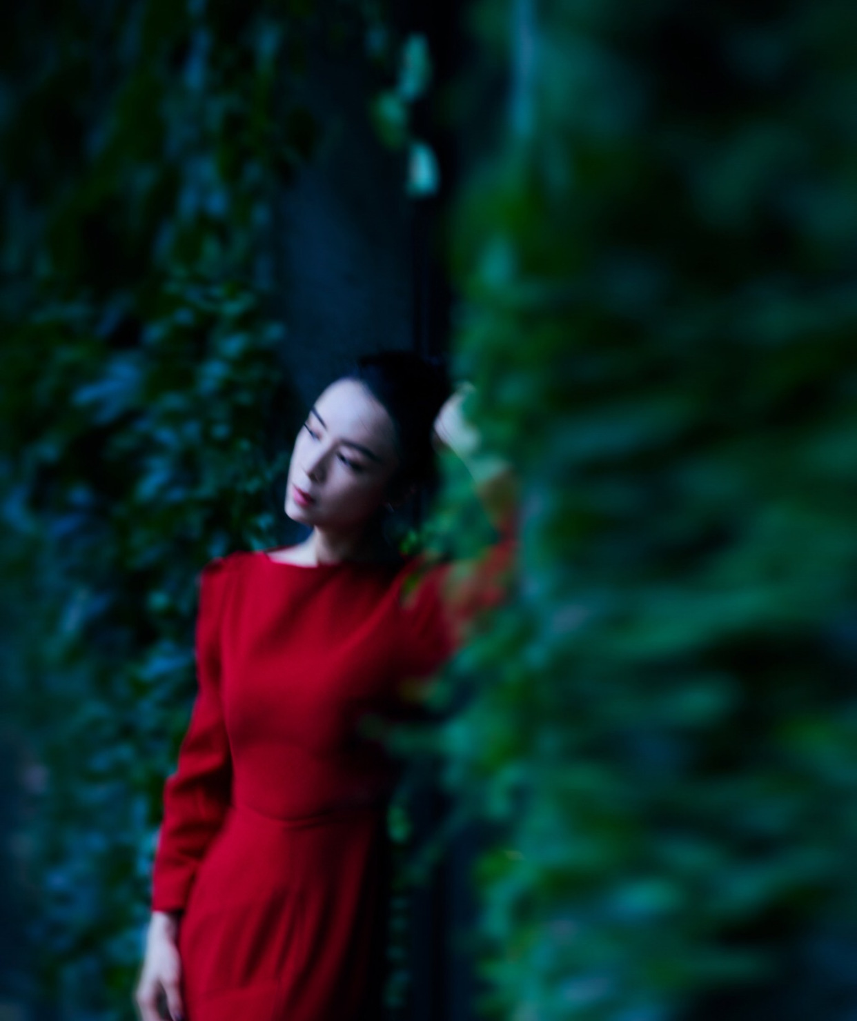 张静初惊艳亮相东京红毯，落地红裙优雅娉婷，一如既往的精致优雅_身材