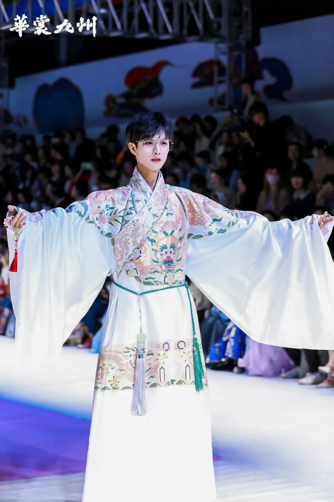 华服时尚,破圈推广,助力国风国风宠儿们来自"以团之名"aj赖煜哲,青年