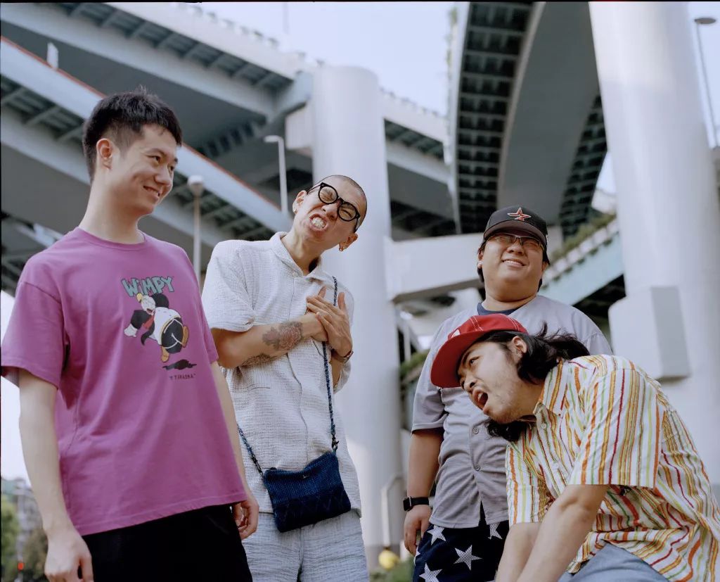 图片来源:和平和浪微博  随着节目热播,巡演来到重庆,我见到了这支