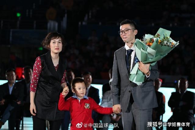 刘炜妻儿现身退役仪式!妻子是中学同学,长相普通,5岁儿子像他
