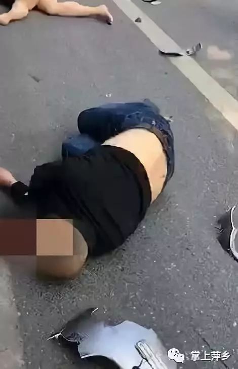 视频!萍乡金典城附近突发车祸,车子被撞变形,现场一片狼藉