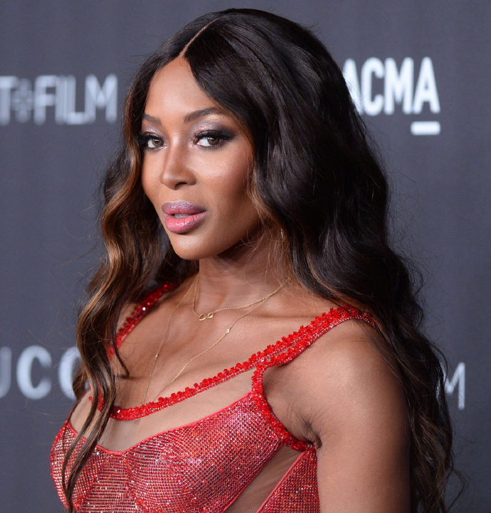 传奇黑珍珠超模娜奥米·坎贝尔，出席活动，紧身长裙，优雅靓丽