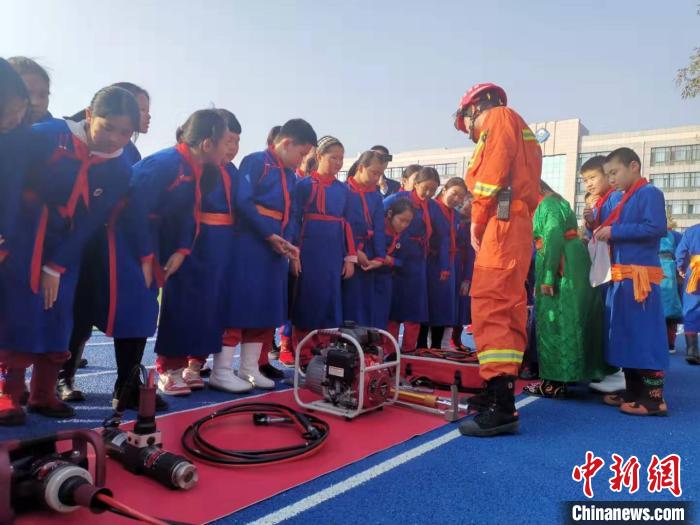 内蒙古260余万名中小学生齐做逃生疏散操
