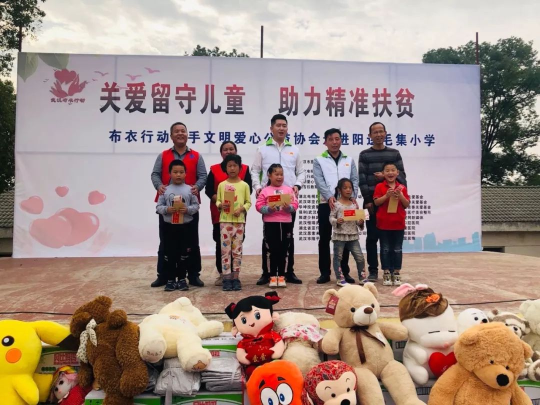 图片源自活动现场爱心助学公益活动,是一个企业应该承担的社会责任