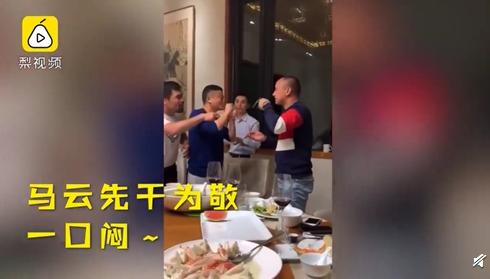 马云喝酒有多豪拎起酒壶一口干旁边拳王劝不住