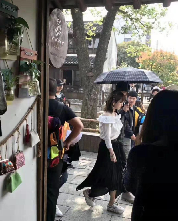 原创余生路透肖战杨紫十指紧扣精心打扮这回看上去是越来越配