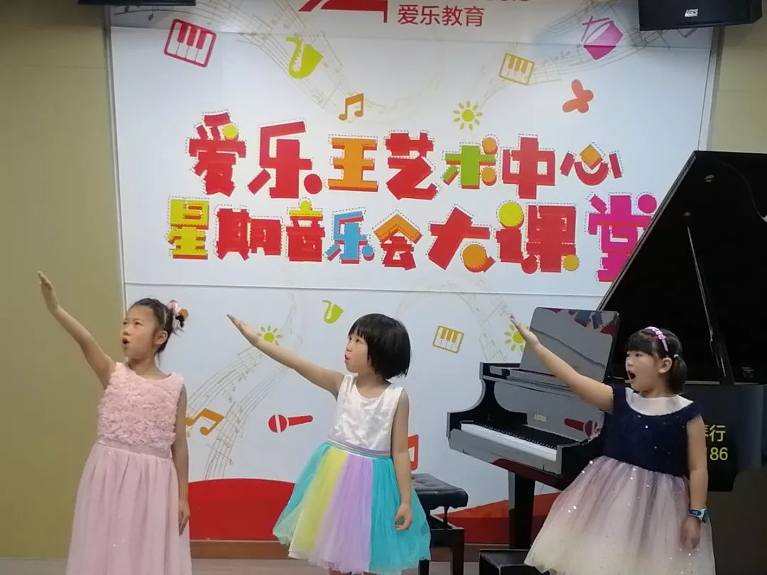 吴宇梵学员为大家带来为大家带来语言表演节目《神奇的字》语言表演班