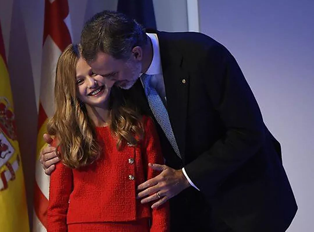 14岁莱昂诺尔大变样,穿红裙勒出S型曲线,软萌