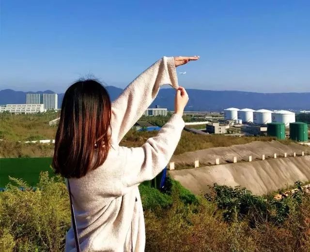 拍照怎么拍背身 08783b3fbb194989a11be0a740c4ab47.jpeg