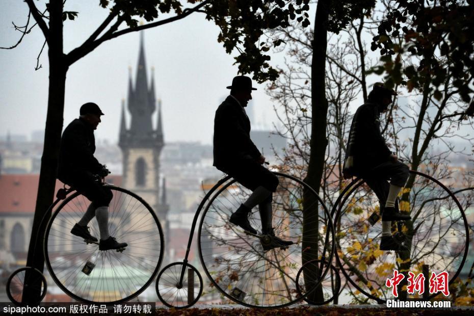 延续百年传统 捷克民众参加高轮自行车聚会