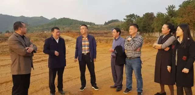 湘西国家农业科技园区党工委书记林成金,花垣县商务局局长龙正海