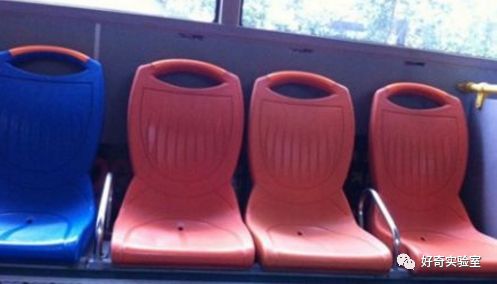 公交车座椅上为什么会有个洞？答案你绝对猜不到_塑料