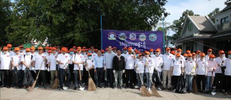 中资企业参与柬埔寨城市卫生大扫除活动