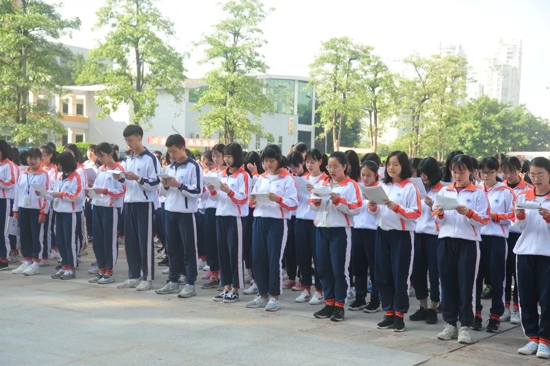 人文气息浓厚是广东省一级学校17,潮州市南春中学南春中学的校服由蓝