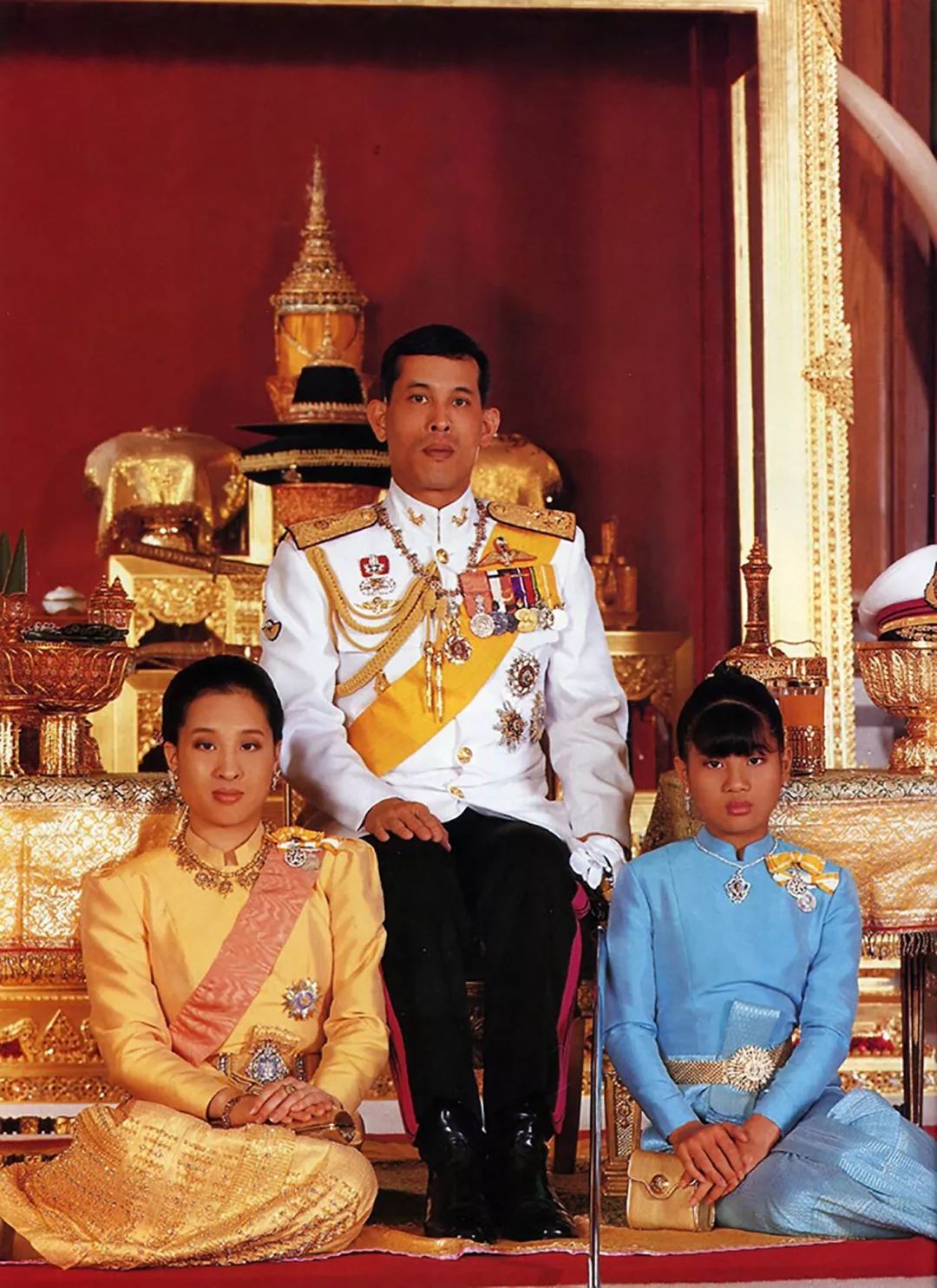 原创泰国国王迷恋开飞机不仅将兴趣强加给女儿还要求情人会开飞机