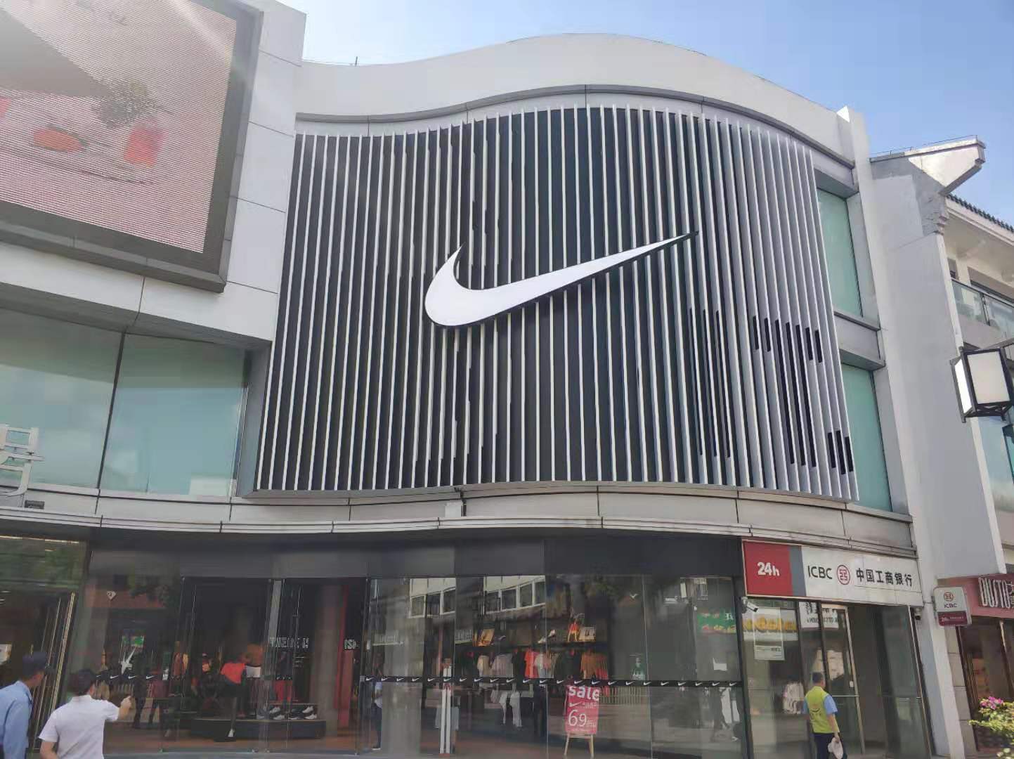 比篮球场还大的nike店,你见过没有?