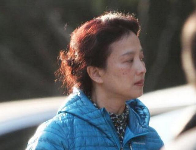 她曾是中国一级演员,退出国籍后,在美国素颜外