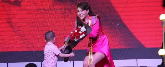 乌兰图雅《送你一首吉祥的歌》边唱边跳,太美