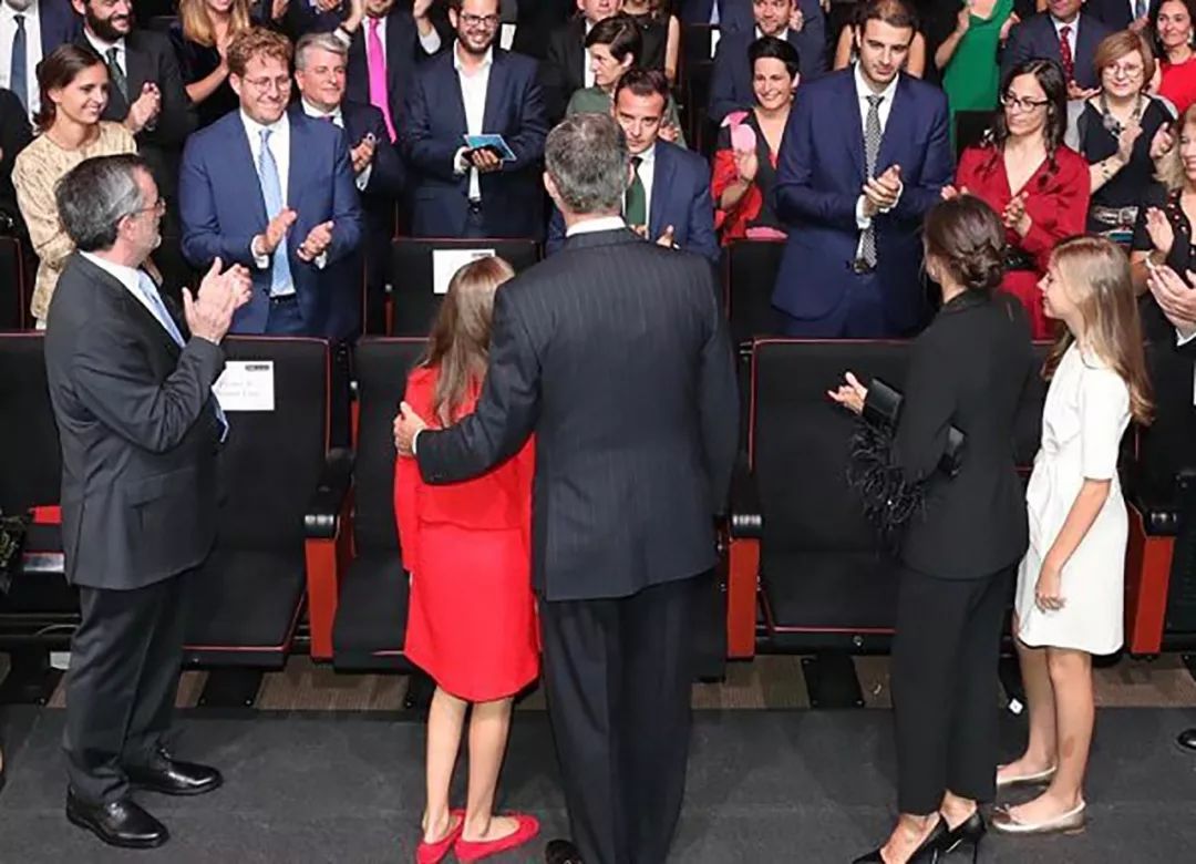 14岁莱昂诺尔大变样,穿红裙勒出S型曲线,软萌