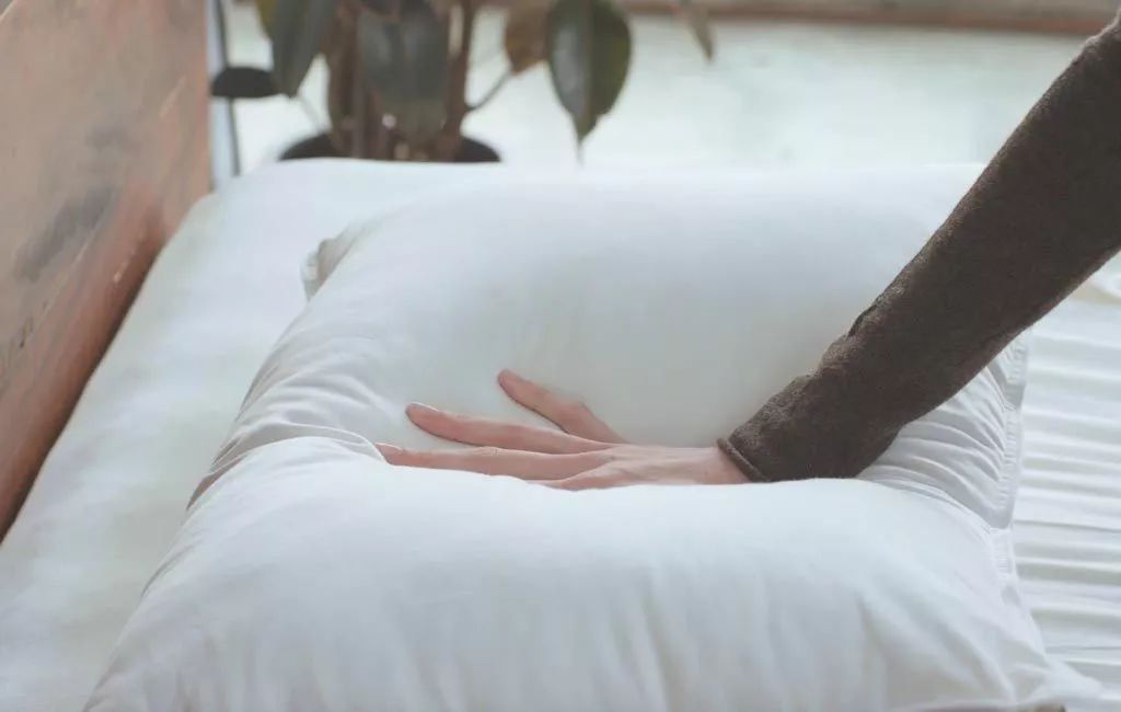 怎么趴着睡觉对颈椎好 50806ead28d8408eb3808e6780f18550.jpeg