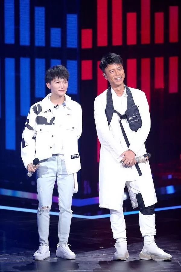 周深李克勤合唱《月半小夜曲》:仿佛神仙唱歌