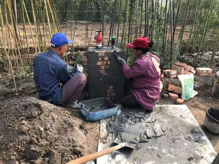 观景亭增设外架,焊接钢筋骨架,了望平台支壳子板.