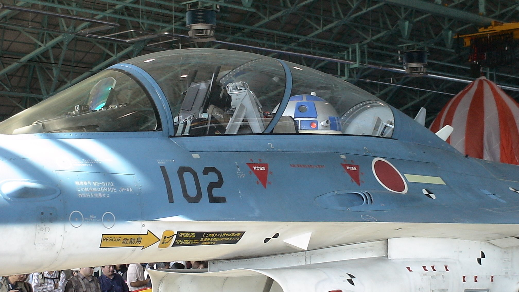 真会玩日本F-2战机座舱内装“星战机器人”_电影