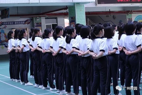 女生红色格子裙搭配短领带2,汕头私立广厦学校是远近闻名的民办学校