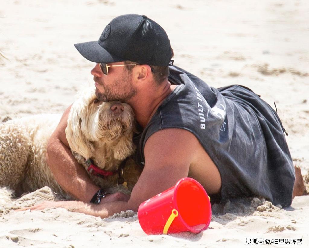 雷神索尔长胖了!36岁锤哥和家人海滩度假,8块
