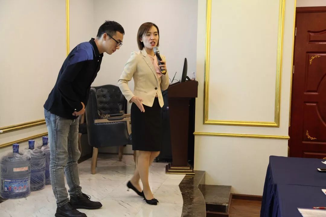 众卓咨询王思齐老师为工作人员展示服务站姿的要点此次为期两天的培训