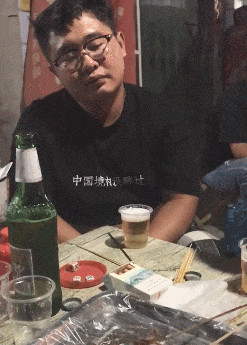 "爆笑GIF：兄弟几个出去喝酒，中途来一哥们，号称中国境内没醉"_段子