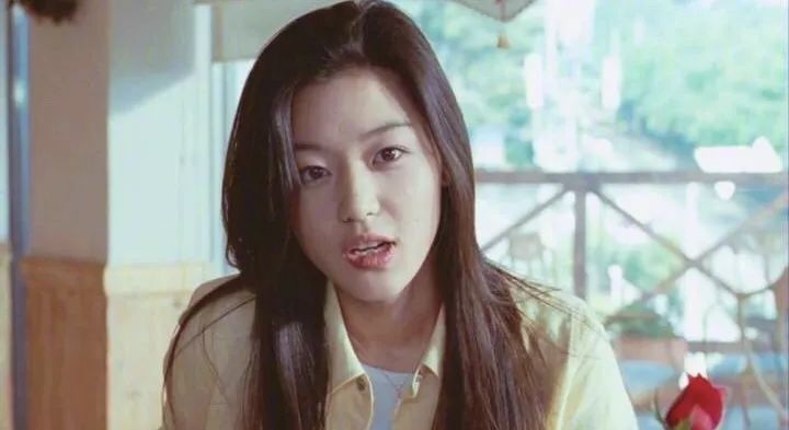 全智贤二胎后复出拍画报,比巅峰时期更年轻?保