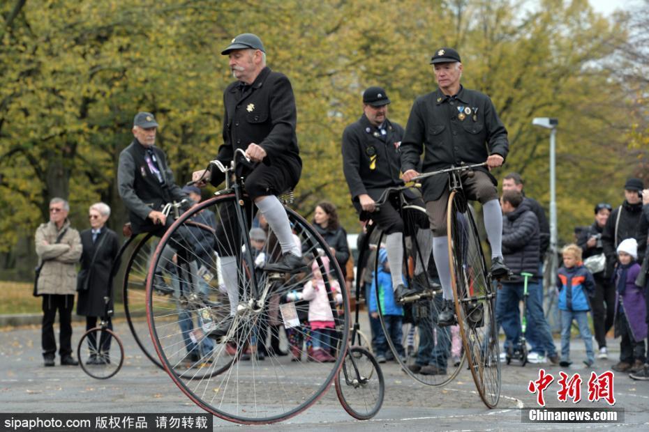 延续百年传统 捷克民众参加高轮自行车聚会