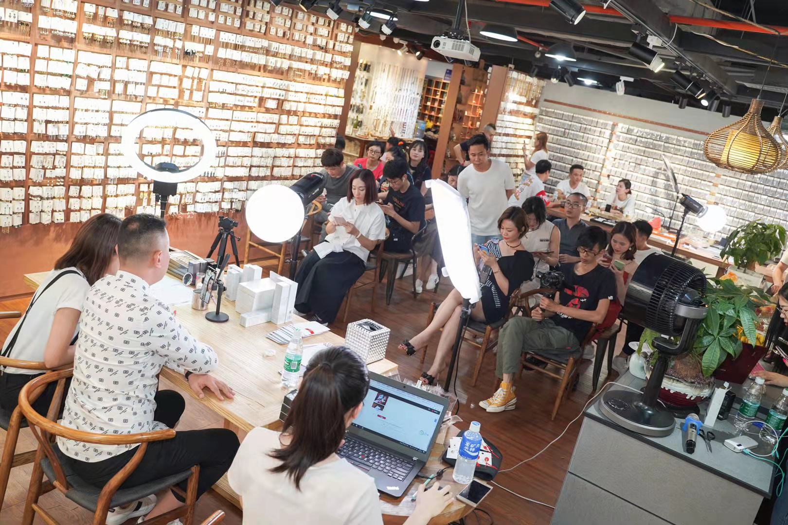 首饰饰品店直播间 a7abf9bd6bb64552bf2b6add4140363f.jpeg