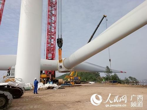 港南区木格风电场项目首台风力发电机完成吊装