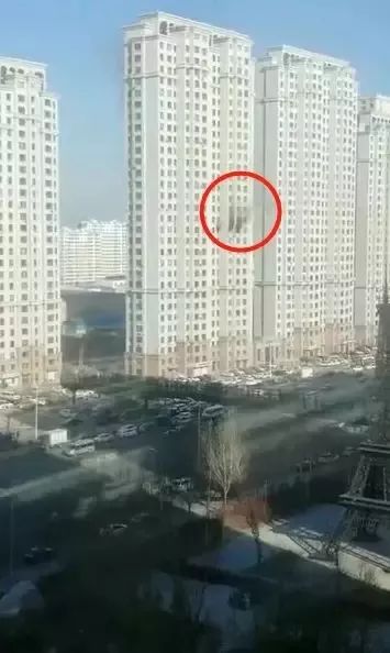 【爆炸新闻】哈尔滨一高层民宅疑发生燃气爆炸,一名男子不幸坠楼身亡