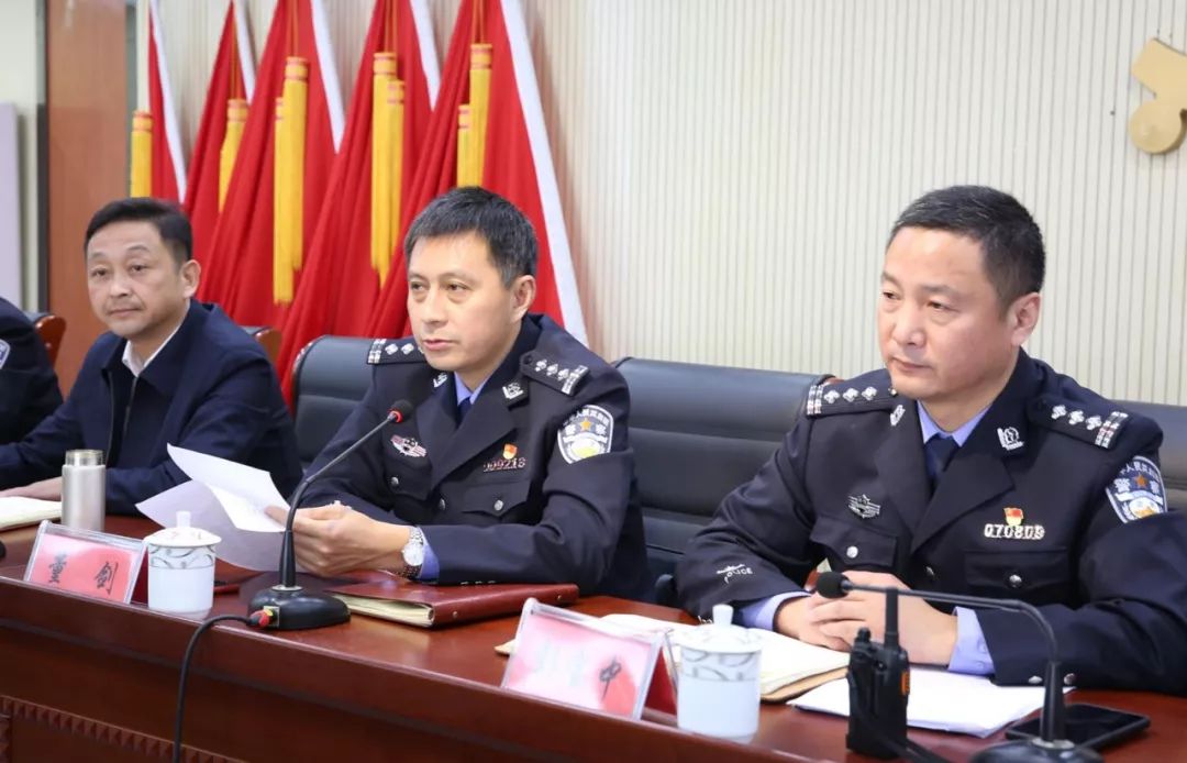 芜湖警方武装押解专案涉恶犯罪嫌疑人公开辨认