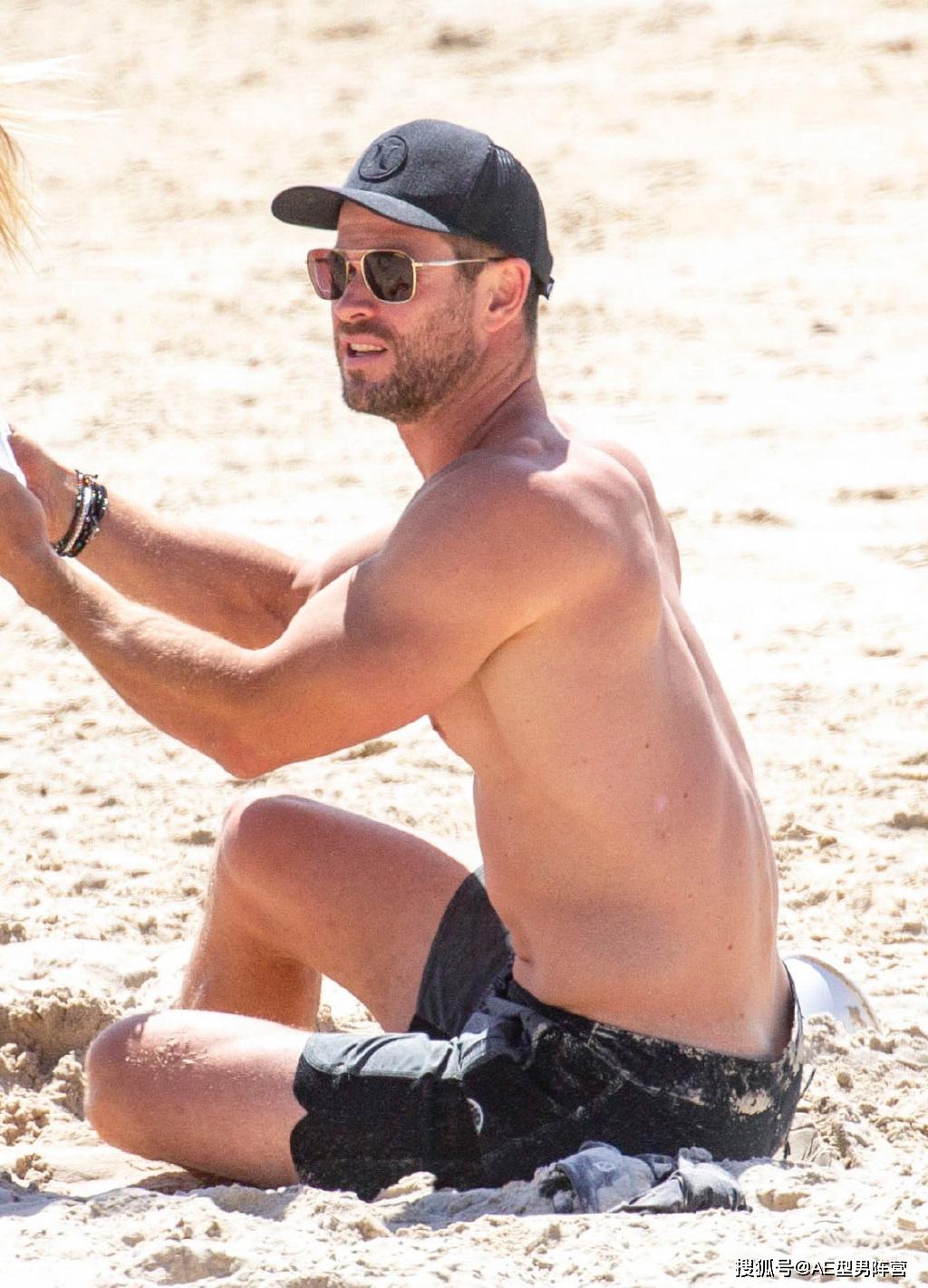 雷神索尔长胖了!36岁锤哥和家人海滩度假,8块