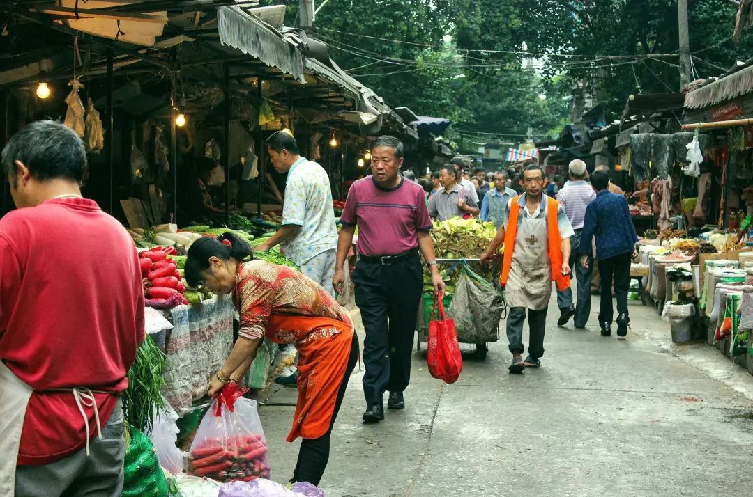 成都gdp靠卖地_成都人均gdp折线图