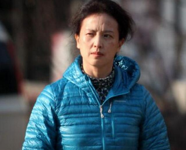 她曾是中国一级演员,退出国籍后,在美国素颜外