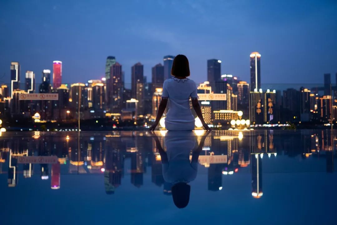 打卡新晋魔幻天空之镜,180°落地窗俯瞰城市夜景,每间