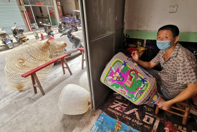 福建莆田街头邂逅扎竹灯笼师傅，感慨又一件民间手工艺将要消失了