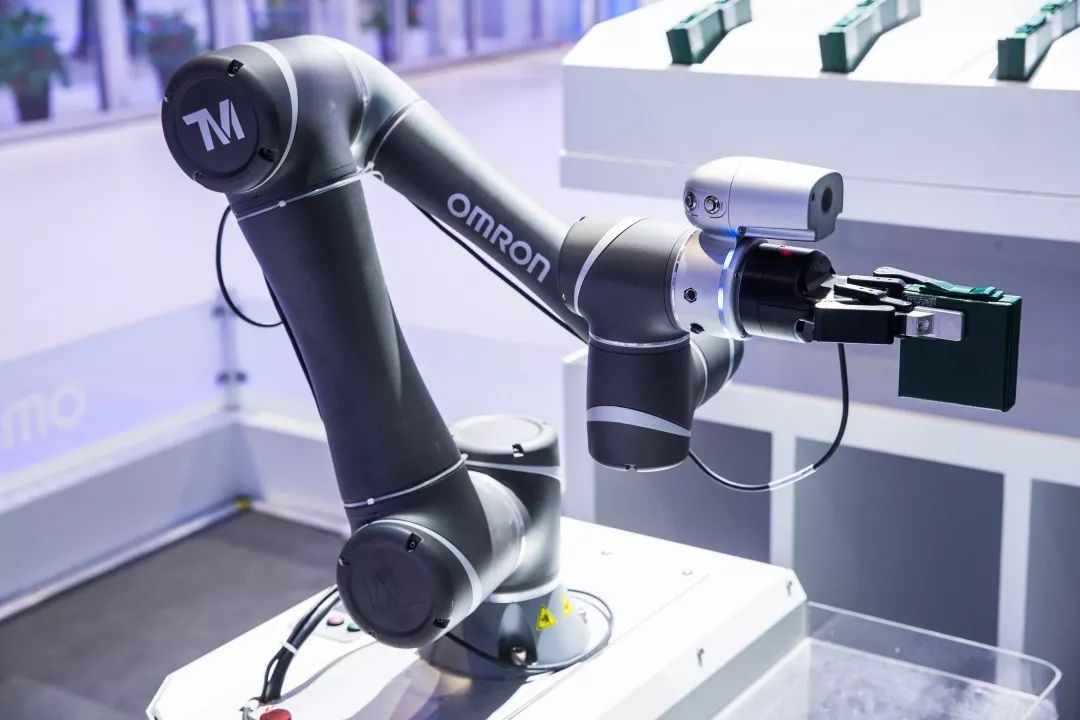 在欧姆龙工业自动化展区,多种工业机器人组成的生产线能够对果实进行