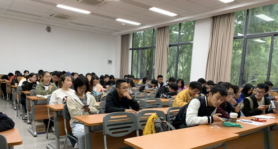 对各社团骨干成员进行培训,讲解重大活动的立项申报