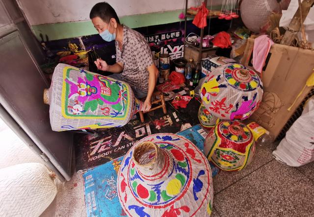 福建莆田街头邂逅扎竹灯笼师傅，感慨又一件民间手工艺将要消失了